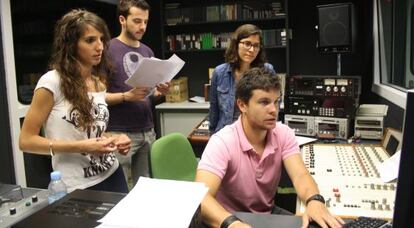 Alumnos de la Escuela de Periodismo preparan, con un técnico de sonido, un programa de radio.
