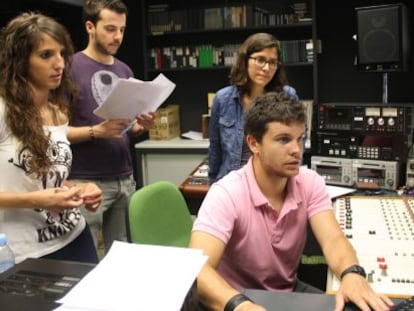 Alumnos de la Escuela de Periodismo preparan, con un técnico de sonido, un programa de radio.