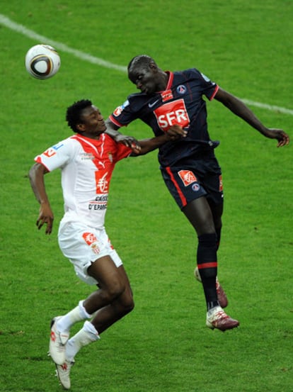 Lukman Haruna salta con un rival de PSG en una partido de la campaña pasada.