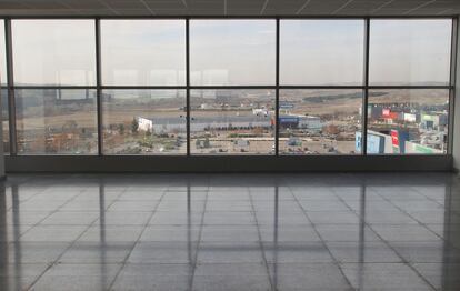 Vista del centro comercial H2O desde uno de los edificios vacios de Rivas Futura.