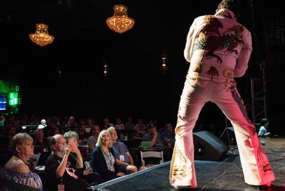 Un concierto homenaje a Elvis, durante la competición 'Imágenes del Rey' en el teatro New Daisy, en Memphis, ayer.