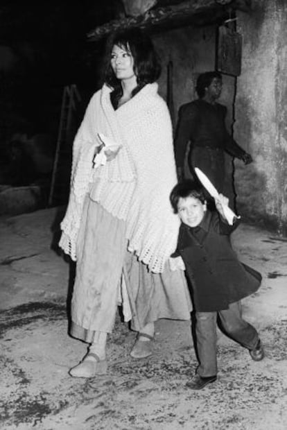 Sofía Loren con Carlo Jr. en el plató de 'El hombre de La Mancha' (1965).