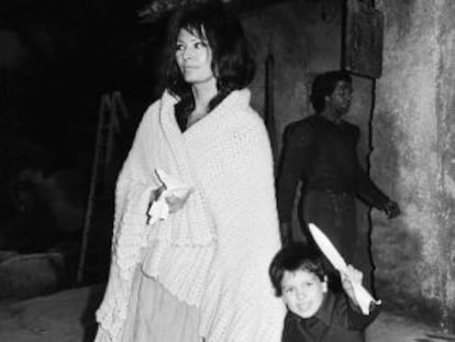 Sophia Loren com Carlo Jr. no cenário de 'O Homem de la Mancha' (1972).