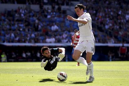 Bale sortea a Oier en la acción del primer gol