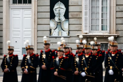 Integrantes de la Guardia Real se preparan en la plaza de la Armera del Palacio Real.