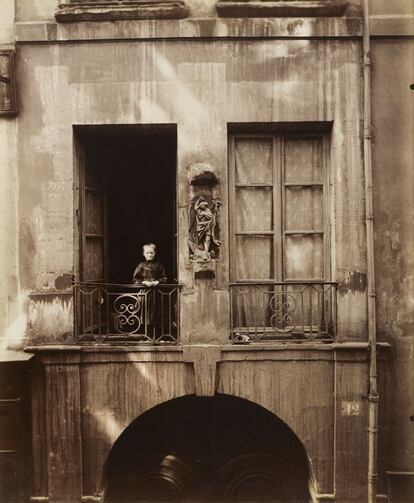 <i>Antiguo colegio de Chanac, Rue de Bièvre, nº 12, distrito 5º,</i> agosto de 1900. Musée Carnavalet, París. © Eugène Atget / Musée Carnavalet / Roger-Viollet.