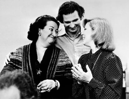 Montserrat Caballé, junto al director de orquesta francés Alain Lombard y la soprano italiana Mirella Freni en el Palacio de la Música de Estrasburgo (Francia), en 1977.