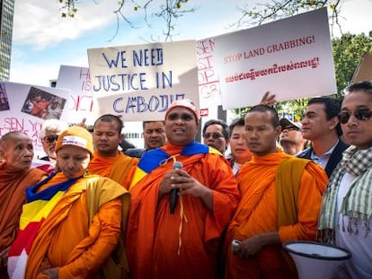 Camboyanos en Manhattan exigen justicia por los abusos cometidos por el presidente Hun Sen.