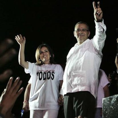 Mauricio Funes y su esposa, Vanda Pignato, celebran la victoria.
