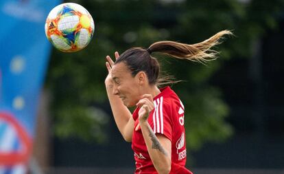 Virginia Torrecilla despeja el balón en el entrenamiento del lunes. 