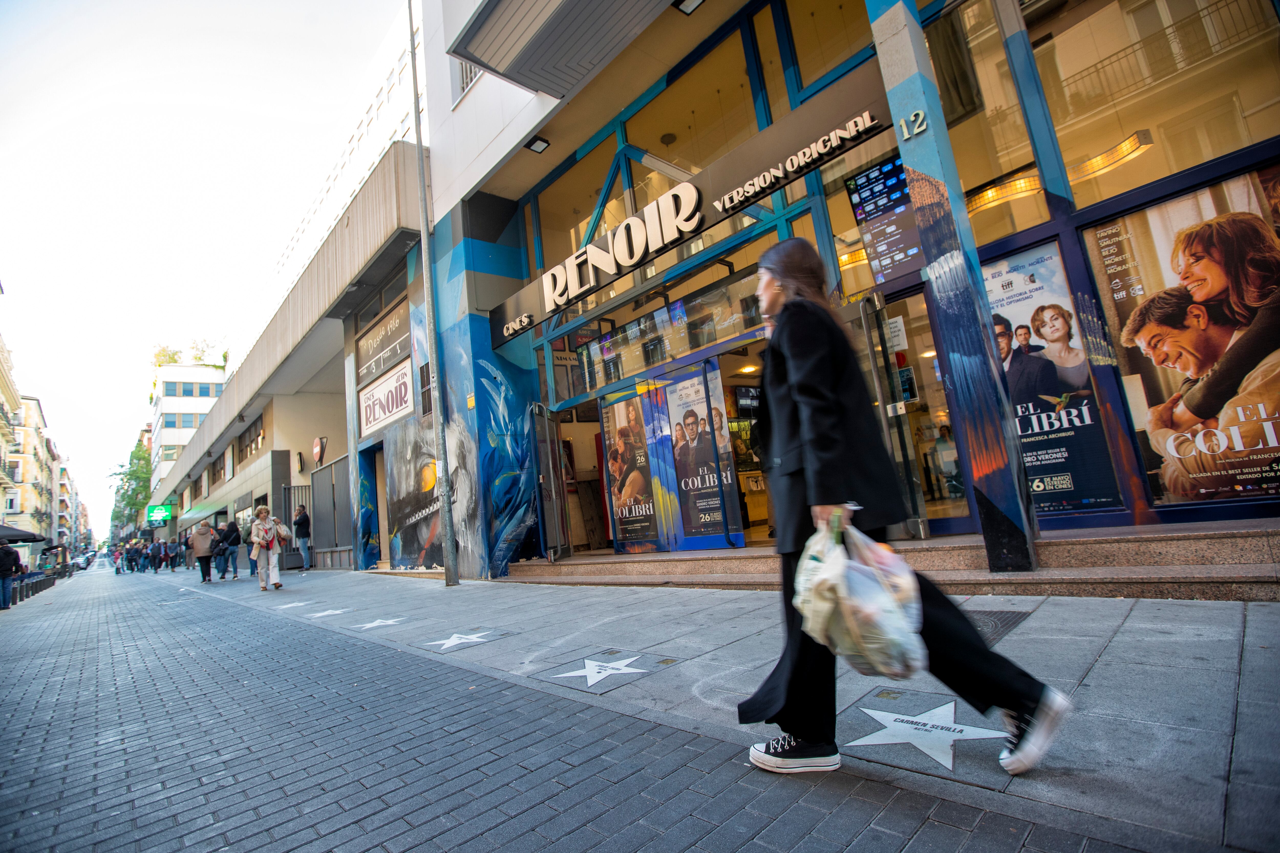 La calle Martín de los Heros, en Madrid, donde se encuentran los cines Golem y Renoir Plaza de España y el Paseo de las Estrellas.