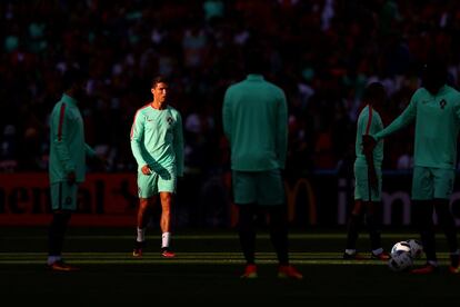 Cristiano sale a calentar antes del partido contra Croacia.
