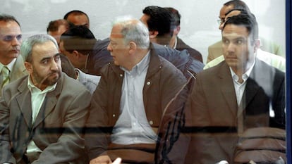 Jamal Hussein, con barba, el primero por la izquierda, en el juicio contra la célula yihadista en 2005.