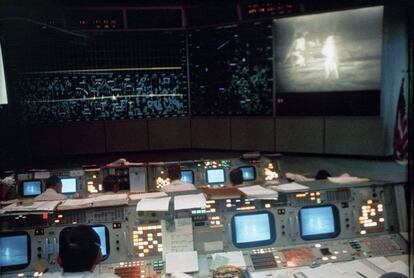 Los controladores aéreos trabajan en la sala de control de operaciones en Houston, Texas, durante la actividad del 'Apolo 11' en la Luna. El monitor de televisión muestra a los astronautas Neil Armstrong y Buzz Aldrin en la superficie lunar, el 20 de julio de 1969.