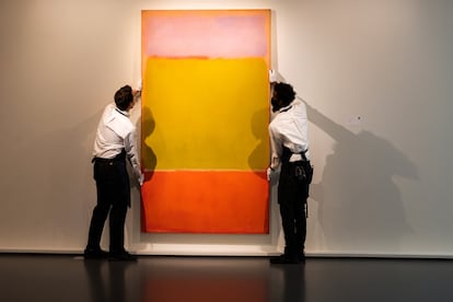 Personal de la subasta coloca el  Mark Rothko 'No 7', antes de la subasta de este lunes en Nueva York.