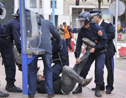 La policía detiene en Casablanca a uno de los manifestantes que reclamaban reformas.
