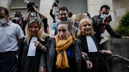 Valérie Bacot (en el centro), abandona el Palacio de Justicia de Chalon-sur-Saone, tras conocer la decisión del tribunal este viernes.