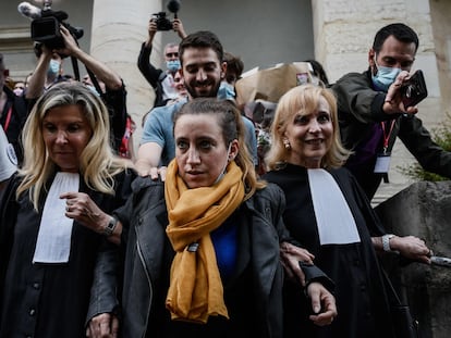 Valérie Bacot (en el centro), abandona el Palacio de Justicia de Chalon-sur-Saone, tras conocer la decisión del tribunal este viernes.