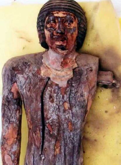 Fotografía cedida por el Consejo Supremo de Antigüedades de Egipto que muestra una estatua de madera del antiguo imperio que data de la quinta o sexta dinastía, que existió hace unos 4.400 años (2.350 A.C.). Arqueólogos egipcios y austríacos han encontrado una tumba banco en la cual un escriba y su esposa habían sido enterrados en el templo de Saqqara.