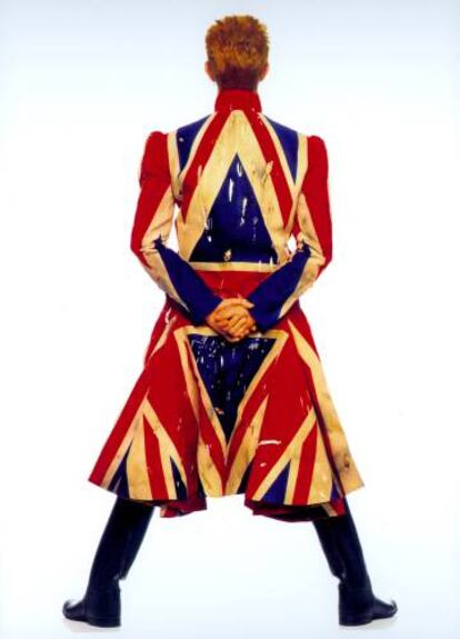 Bowie amb la jaqueta dissenyada per Alexander McQueen.