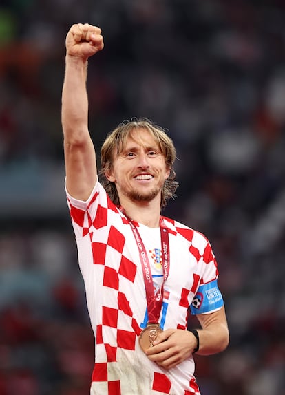 Luka Modric (en el centro), con su medalla, tras el partido. 