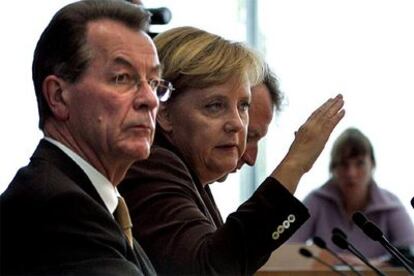 Franz Müntefering, ministro de Trabajo alemán, junto a la canciller Angela Merkel.