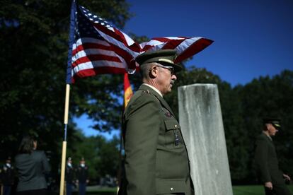 El general del ejército español Fernando Alejandre Martínez, jefe del personal de defensa de las Fuerzas Armadas Españolas, llega al Joint Base Myer-Henderson Hall, en Arlington, Virginia, para una ceremonia donde recibió el premio de la Legión del Mérito.