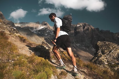 Kilian Jornet, camino del Grand Combinn en la décima etapa de su travesía, en una imagen cedida por el alpinista.