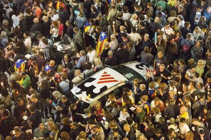 Un vehículo de TV3, entre la multitud en una concentración independentista en octubre de 2017.