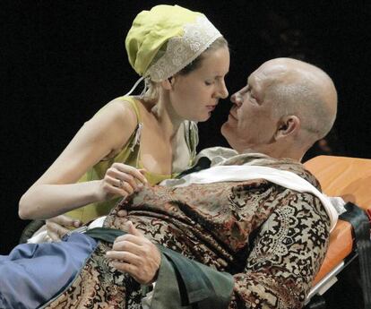 John Malkovich y Sophie Klussmann en una escena de la ópera de cámara The Giacomo Variations