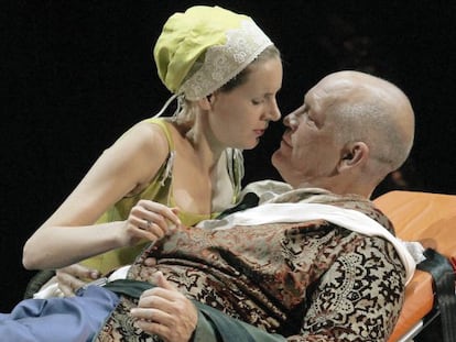 John Malkovich y Sophie Klussmann en una escena de la ópera de cámara The Giacomo Variations