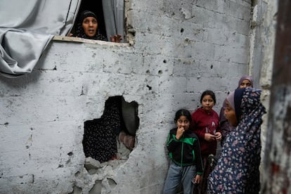 Una familia inspecciona los daños causados en una vivienda tras una incursión israelí en la ciudad de Tulkarem, en Cisjordania, este miércoles. 