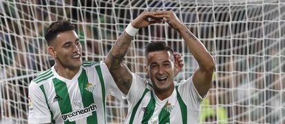 Sanabria, a la izquierda, y Sergio León celebran un gol contra el Levante.