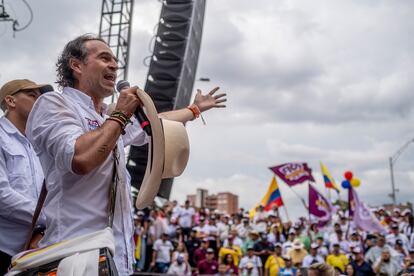 Federico Gutiérrez, se dirige a sus seguidores en Parques del Río, en Medellín, durante su discurso de cierre de campaña. 