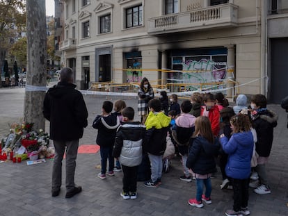 Alumnos de una escuela próxima al local ocupado donde murió una familia, durante un minuto de silencio en recuerdo del niño, al que conocían.