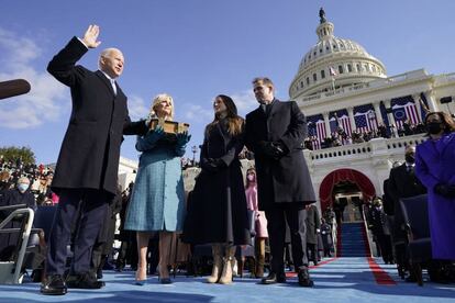 Joe Biden realiza el juramento sobre la Biblia como presidente de Estados Unidos, este miércoles en Washington.