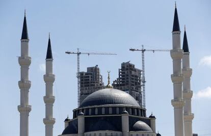 Un edificio en construcción asoma tras la mezquita Mimar Sinan, en Estambul
