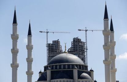 Un edificio en construcci&oacute;n asoma tras la mezquita Mimar Sinan, en Estambul