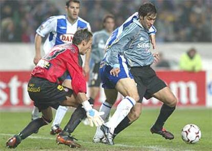 Carlos García pugna con Raúl en la jugada que dio origen al penalti a favor del Madrid.