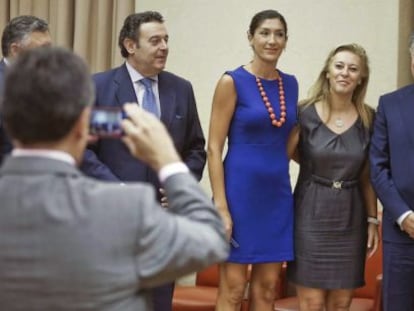 El secretario de Estado de Seguridad Social, Tom&aacute;s Burgos, posa para una foto con un grupo de diputados populares en el Congreso tras presentar los presupuestos de su departamento.