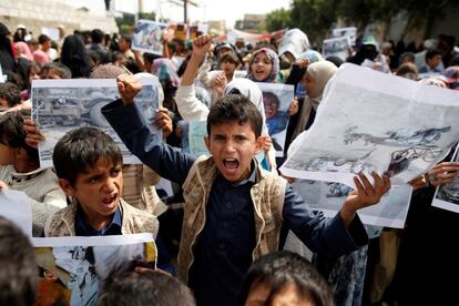 Niños se manifiestan frente a las oficinas de Naciones Unidas en Sanaa (Yemen) para denunciar los últimos ataques aéreos que han acabado con la vida de docenas de personas en Saada (Yemen).