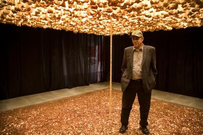 Cildo Meireles, en San Sebasti&aacute;n en 2009, dentro de su instalaci&oacute;n &#039;Missao/ Missoes&#039;, con unos 600.000 cruzeiros, antigua moneda brasile&ntilde;a, en el suelo. Esa fue la instalaci&oacute;n con la que particip&oacute; en 1989 en la exposici&oacute;n &#039;Los Magos de la Tierra&#039;, del Centro Pompidou.