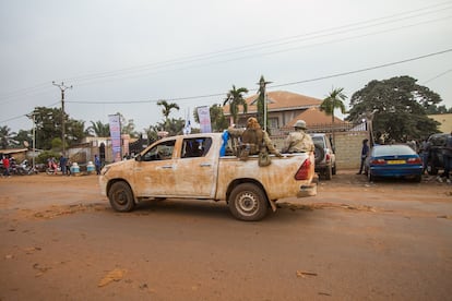 Milicianos patrullaban la sede del partido del presidente centroafricano, Faustin-Archange Touadéra, en enero de 2021.