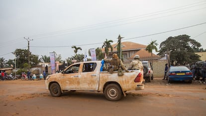 Milicianos patrullaban la sede del partido del presidente centroafricano, Faustin-Archange Touadéra, en enero de 2021.