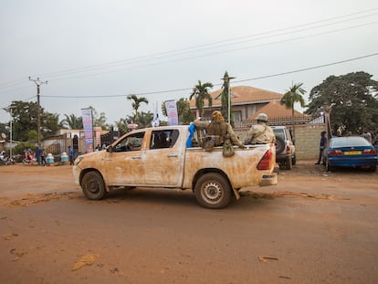 Milicianos patrullaban la sede del partido del presidente centroafricano, Faustin-Archange Touadéra, en enero de 2021.