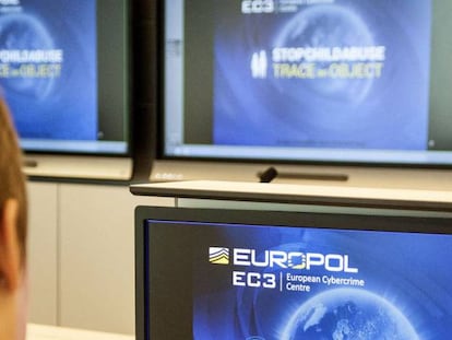 Un agente de Europol trabaja en el cuartel general de este cuerpo en La Haya.