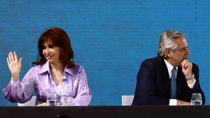 La vicepresidenta de Argentina, Cristina Fernández, junto al presidente del país, Alberto Fernández.