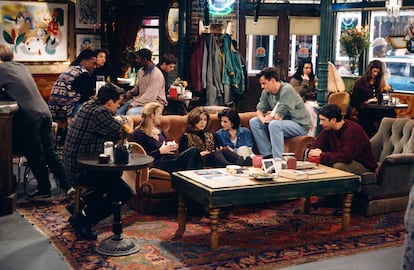 Matt LeBlanc, Lisa Kudrow, Jennifer Aniston, Courteney Cox, Matthew Perry y David Schwimmer en capítulo de 'Friends' emitido en 1996.