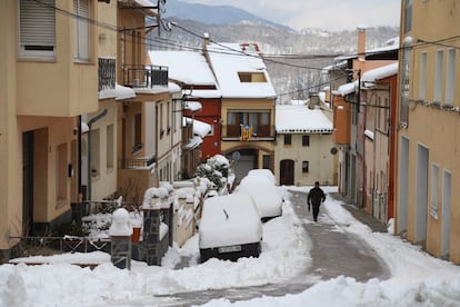 Aspecto de una calle nevada de Sant Hilari Sacalm (Girona), el 27 de febrero