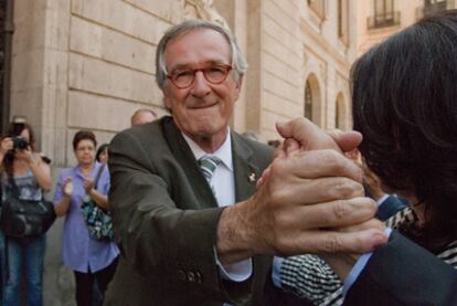 Funcionarios reciben a Xavier Trias en el Ayuntamiento de Barcelona.